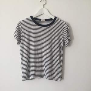 Bekväm bomulls t-shirt från Brandy Melville med marinblå ränder