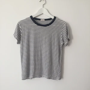  - Bekväm bomulls t-shirt från Brandy Melville med marinblå ränder
