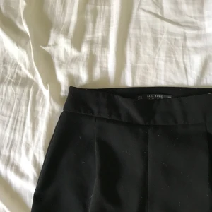  - De perfekta kostymbyxorna, jätteskönt material!!!🖤 Köpta för 400kr