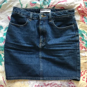  - Jättesnygg jeanskjol från american apparel:) tjockt jeanstyg i bra kvalitet, inte jättemycket stretch. Sitter skitsnyggt på, når mitten av låren och sitter ganska tight hela vägen 