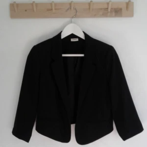  - Kavaj med kortare ärm från Cubus, använd en-två gånger då den inte är min stil. Så i bra skick! Pris 70kr, kan skickas om köparen står för frakt. Betalas med swish🎉