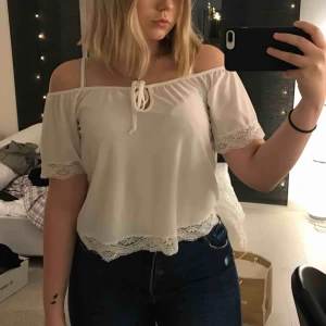  - Off shoulder tröja/blus med spetsdetaljer. Har en liten knytning där fram. Använt ett par gånger men inga fel på den. Frakt: 30kr skicka meddelande vid frågor eller mer bilder💗