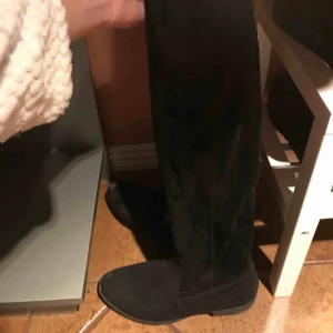  - Fina over-the-knee stövlar från Din Sko! Perfekta nu till hösten och vintern! De sitter bra och åker inte ner! Knytet går att ha framme eller så kan man stoppa in de i stövlarna! Köparn står för frakten om vi inte kan mötas upp i Örebro😊