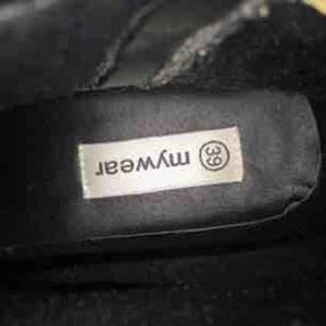  - Köpta för ungefär 3 år, haft en gång på skolavslutning, skitsnygga men kommer inte till användning. Passar både 38/39, jag har själv 38 och dem sitter bra 