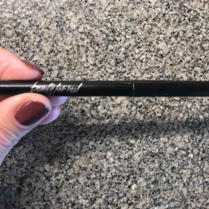  - Fullända looken med I-Line 24-7 Eyeliner Platinum Blonde från Beauty For Real! Detta fantastiska kärleksobjekt skimrar i silvermetallic och kan användas både som eyeliner och som krämig ögonskugga. Oanvänt, förpackning saknas.