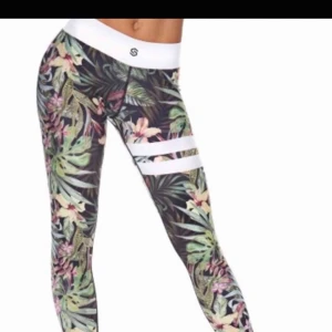  - Säljer mina träningstights storlek S från stronger, endast använda ett fåtal gånger. 