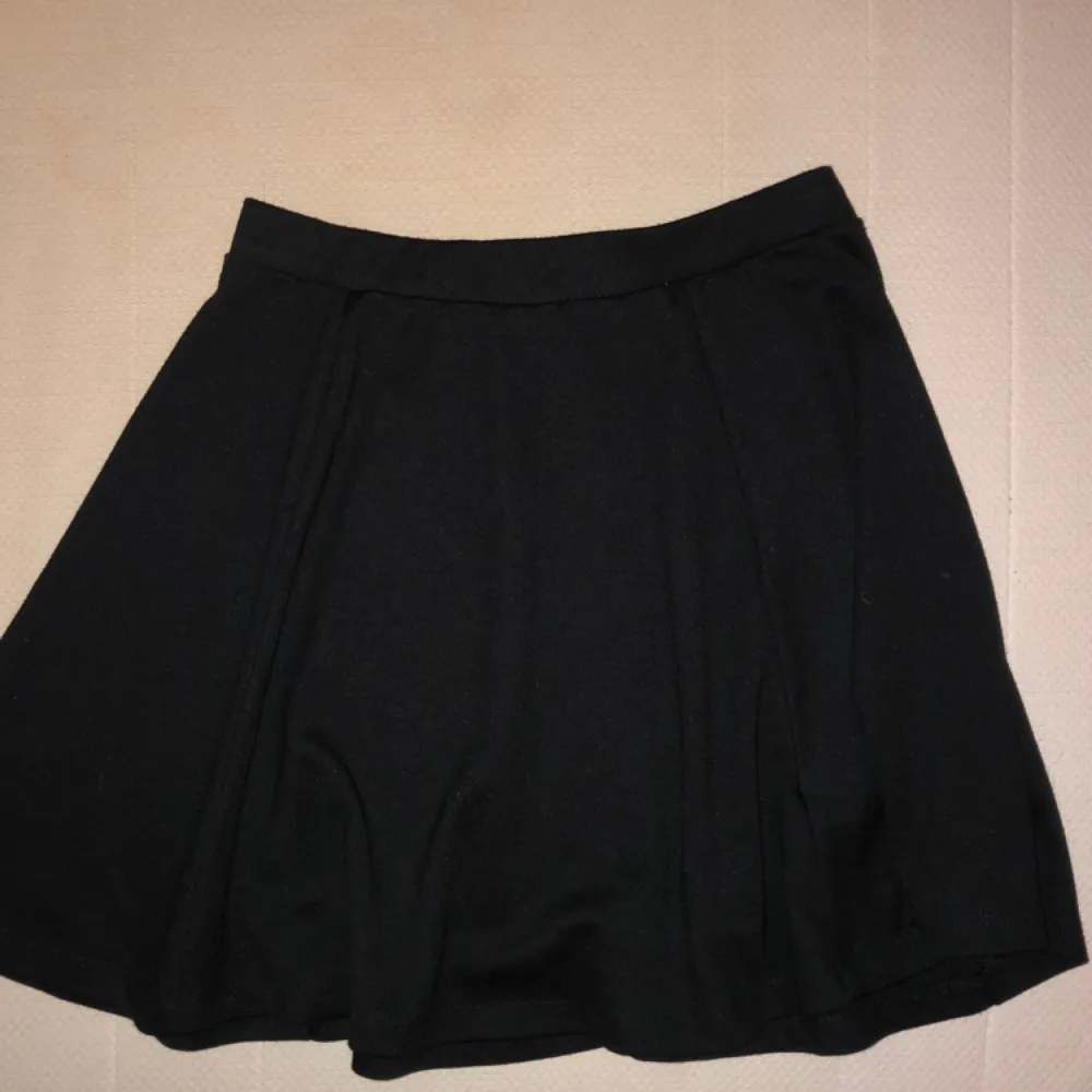 Söt kjol från Bikbok aldrig använd pga för kort på mig! frakten ingår om du vill ha den postad 💌. Kjolar.