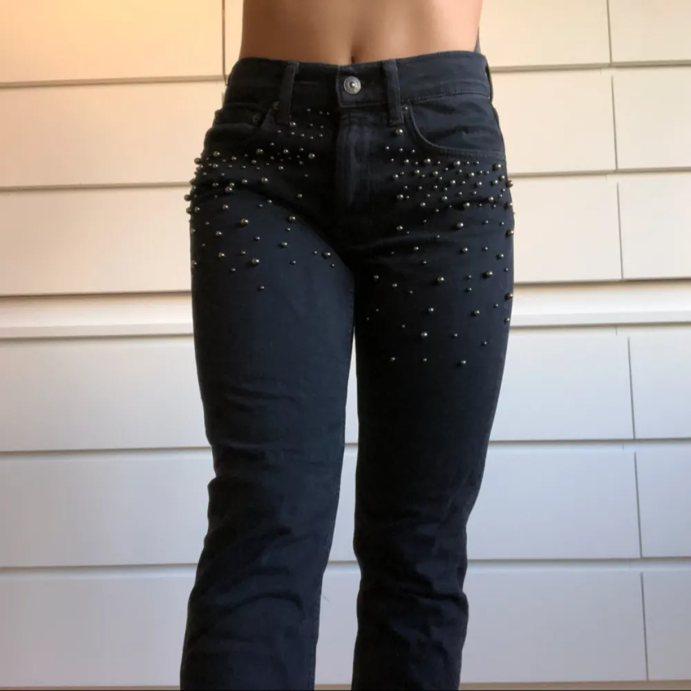 As balla svarta jeans från Zara med svarta pärlor på framsidan. Jeansen blir lite lösare vid vaderna.✨. Jeans & Byxor.