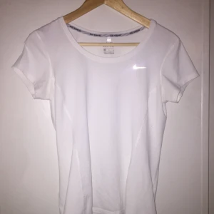  - Säljer en Nike träningströja. Jättebra skick pga sparsamt använd. Storlek S.  Möts upp i Sthlm alternativt fraktar då köpare står för extra kostnad. 