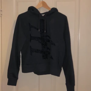  - Mörkblå luvtröja, använd endast en gång. Köpare betalar frakt.