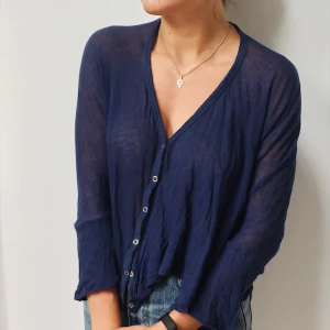  - Cool o skön uppknäppbar topp från Weekday 💙🕺🏽🌊 / SKICK: Fint skick! Skört tyg som lätt kan bli lite skrynkligt men annars är den som ny / Skriv gärna vid övriga frågor!