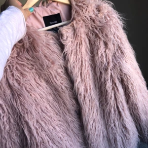  - Supersöt puderrosa faux fur jacka från bershka, köpt i London. Finns fickor och jackan går att stänga med hällor och hake. Storlek S.   ✨Möts i Stockholm alt. postar men köparen står för frakten!✨