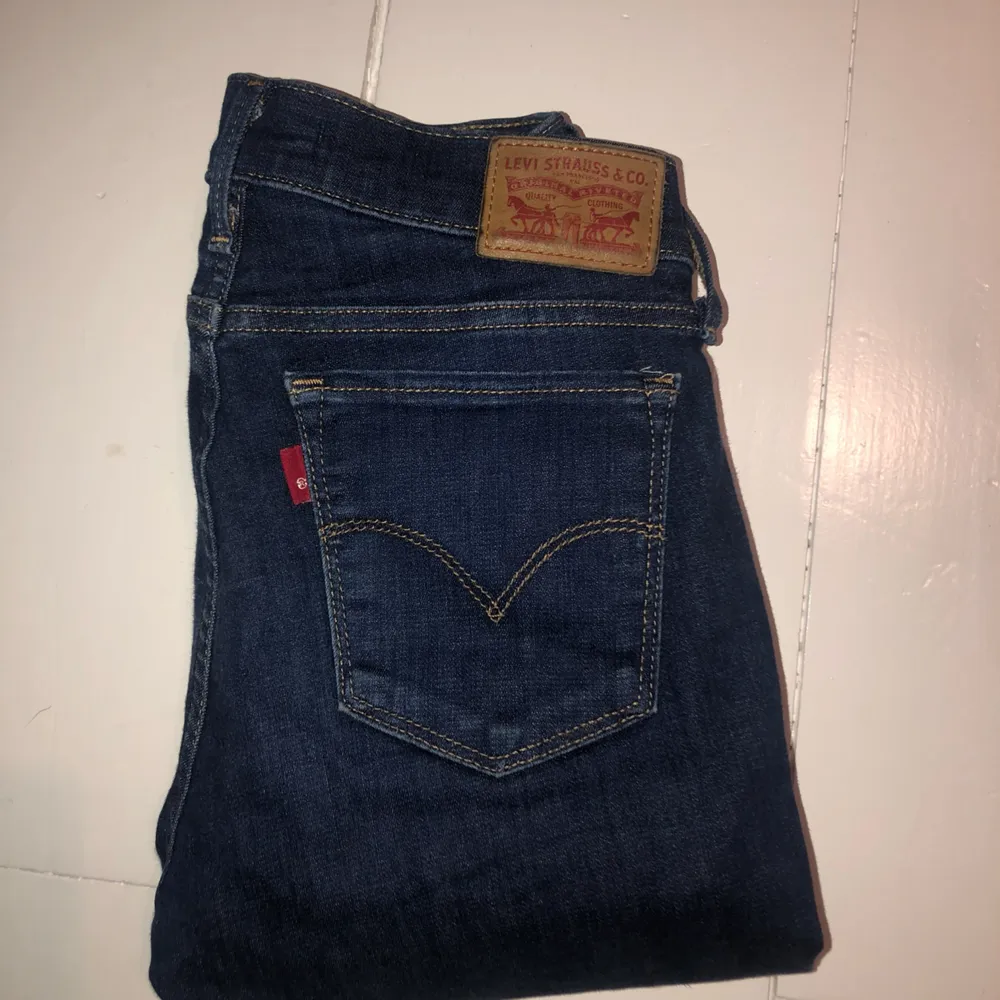 Säljer ett par jätte fina Levis jeans då jag inte använder dem längre, jeansen är i modell 710 super skinny 🌻 . Jeans & Byxor.