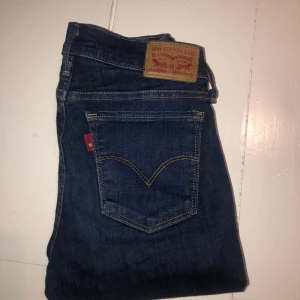  - Säljer ett par jätte fina Levis jeans då jag inte använder dem längre, jeansen är i modell 710 super skinny 🌻 