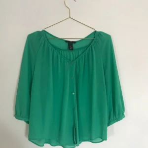  - Grön blus i fint skick