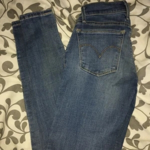  - Levis byxor 710 Super skinny. storlek 24 men passar en som har XS/S i jeans. Super skönt material. Nypris: 1050kr