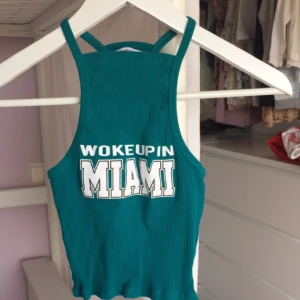  - Magtröja storlek XS passar större då den är väldigt stretshig ser lite korvig ut då den bara legat inte så när den sitter på 