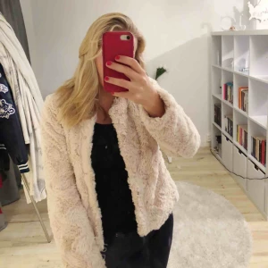  - Mysig jacka från Vero Moda i storlek S. Kommer tyvärr inte till användning så i fint skick. 🤩