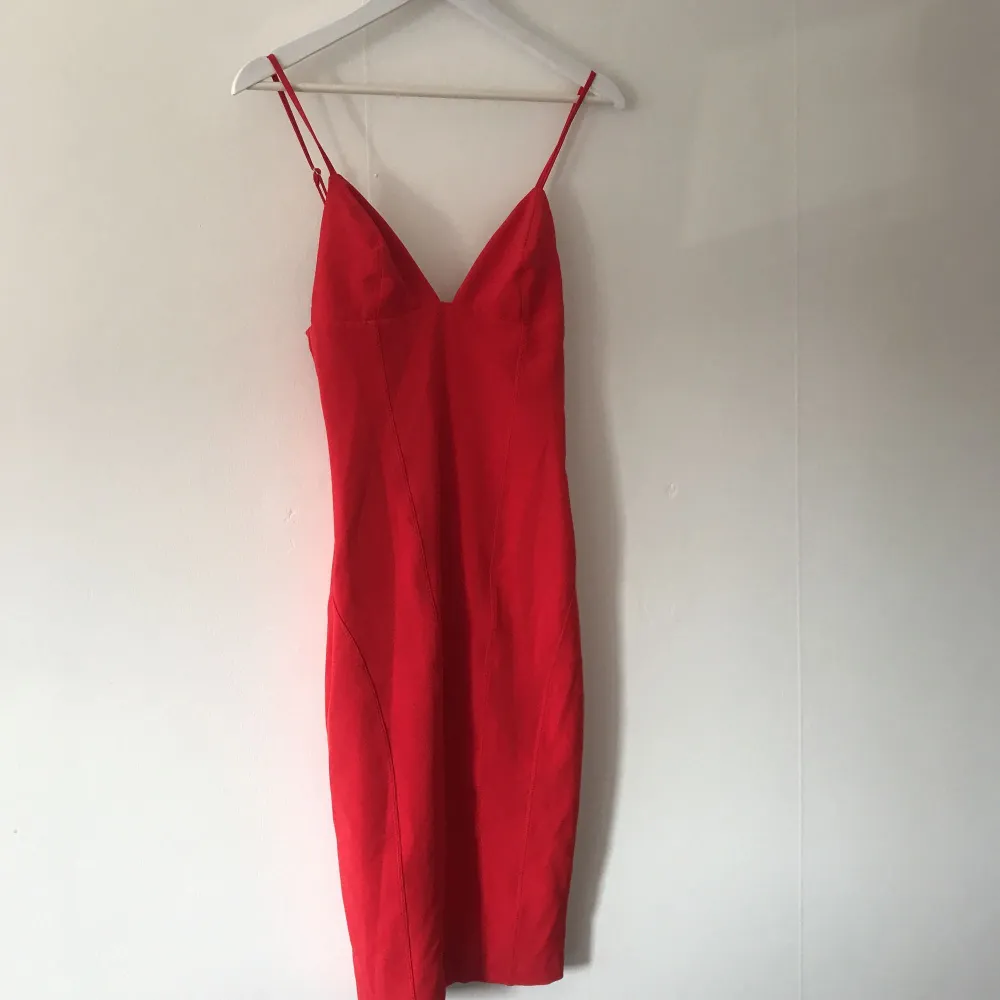 Från HM, röd klänning storlek 36. Väldigt fin och säljes pga. Passar ej mig. . Klänningar.