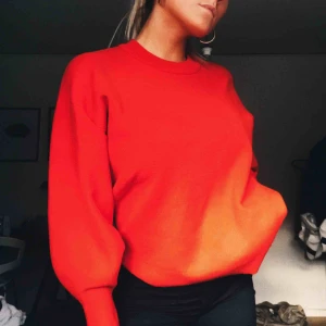  - SNYGG college/stickad tröja från H&M. Knallröd. Använd 1 gång. Nypris 400:-