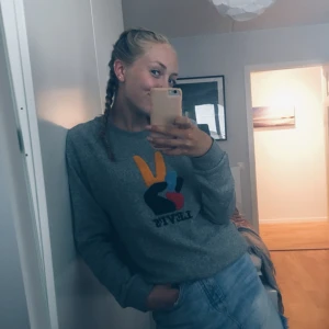  - Grå Levis sweatshirt