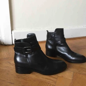  - Helt oanvända boots från Nilson shoes, märke oscaria