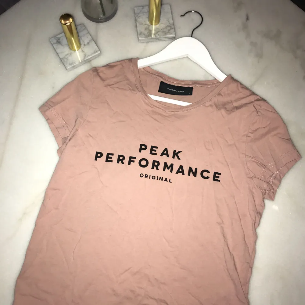 Peak performance tröja i storlek S, nupris 400kr och säljer nu för 250kr i med att det inte är använd mer än en gång :). Hoodies.