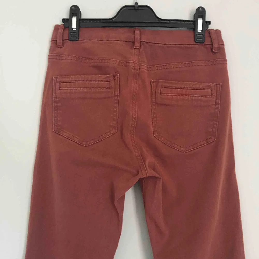 Helt nya burgundy färgade bootcut jeans från Asos i storleken 26/32, skulle säga att det passar en s. . Jeans & Byxor.