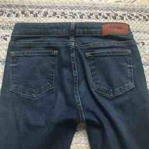 Ett par mörk blåa Acne jeans. Använda 2-3 gånger så de är i riktigt gott skick, säljs pågrund av försmå. Original pris ca 1600kr. 