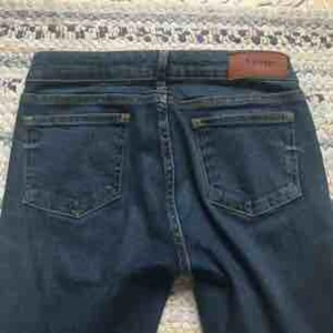  - Ett par mörk blåa Acne jeans. Använda 2-3 gånger så de är i riktigt gott skick, säljs pågrund av försmå. Original pris ca 1600kr. 