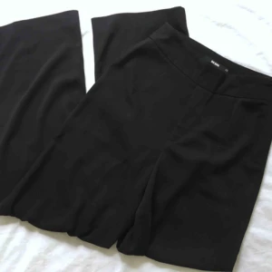  - Svarta byxor i storlek XS. Aldrig använda! Frakt tillkommer.