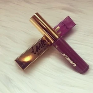  - "Glossy lip paint" ifrån det amerikanska skönhetsmärket Tarte, går inte att få tag på i Sverige! Färgen heter "Slay" och är lite plommon-lila (googla för att se bättre bilder på färgen/swatches). Självklart oanvänd! 💜