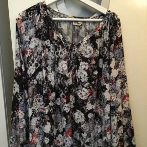  - Jättefin blommig blus från Twist&Tango. Använd fåtal gånger pga lite för stor. Passar en 38-40. Köparen står för ev frakt :)