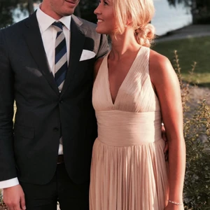  - Perfekt brudtärneklänning eller balklänning. Använd endast en gång och i gott skick. Nypris 1400kr 