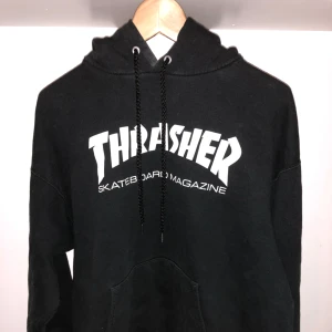 - Trasher Hoodie svart: L :- 200kr
