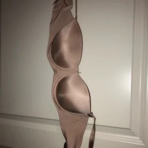  - Strapless balconette bh där man kan ta av och på banden. Säljer pga köpte fel storlek och tappa bort kvittot... 🙃 Prislappen är kvar! 