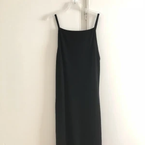  - Aldrig använd klänning. Ganska stor i storleken 