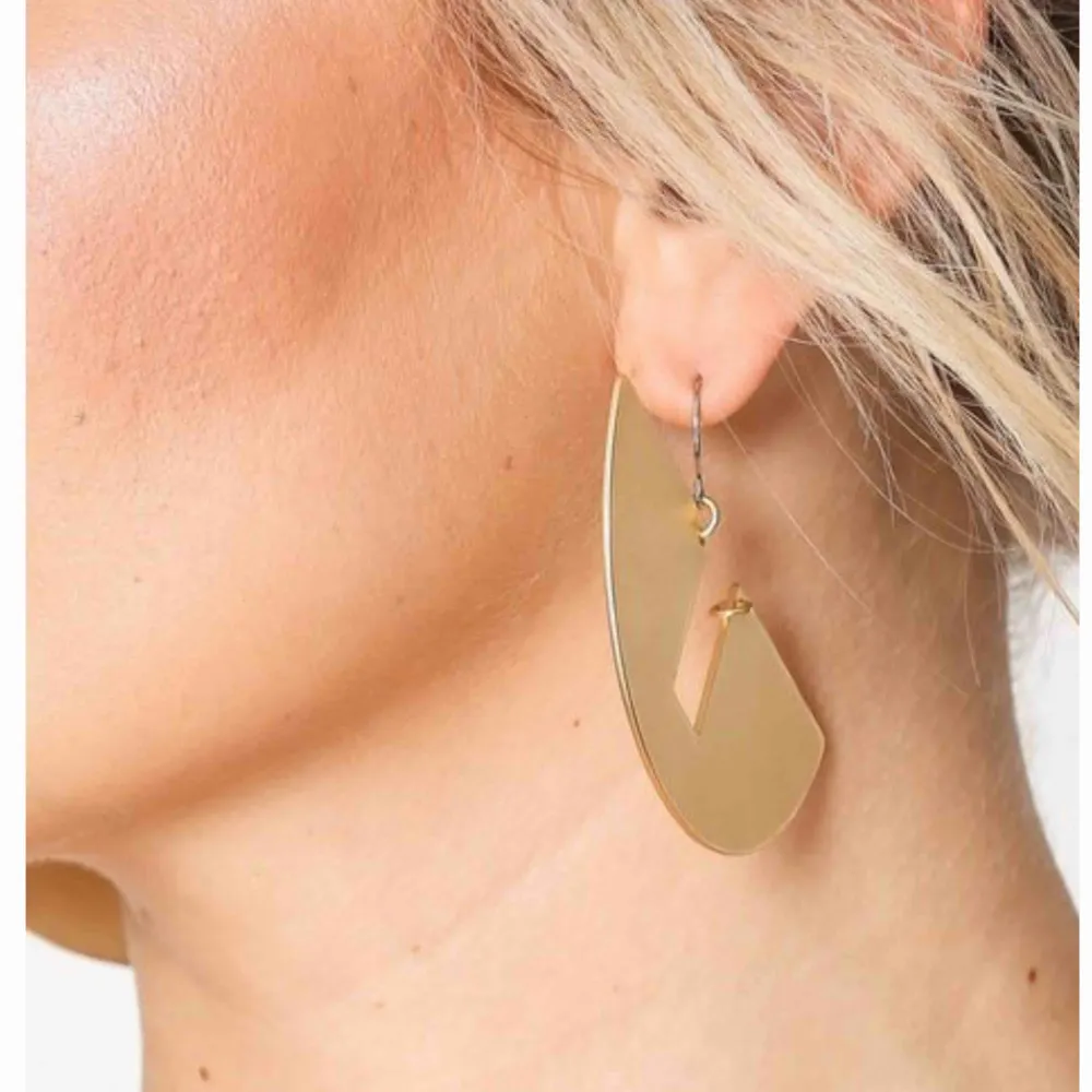 Helt nya Flat Semi Hoop Earrings i guld från nelly. Aldrig använda. Nypris för 149kr, de två första bilderna är lånade från Nelly. Hör gärna av dig om du har frågor! 🌸 Kan fraktas för 15kr🍃. Accessoarer.