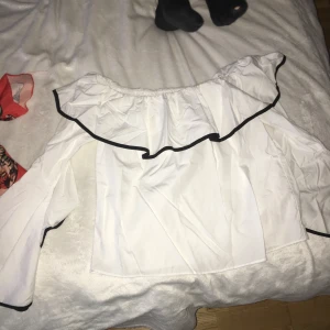  - Snygg blus från zara med svarta kanter