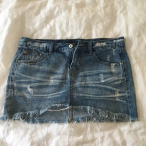  - Jeanskjol från Forever 21 i storlek S. Använd två gånger.