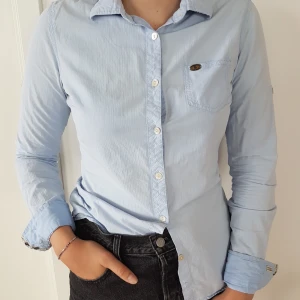  - Blå shorta från Maison scotch med fina detaljer