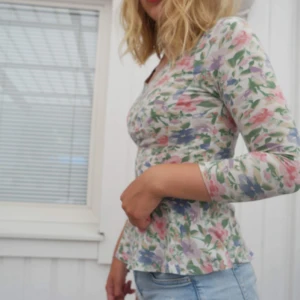  - En peplum topp från bikbok. Storlek S men passar lika bra på en XS. Jag på bilden är 165 och har XS/S. Toppen är i ett fint blommigt mönster så passar jätte bra nu på sommaren. Skulle gissa att frakten är runt 50kr