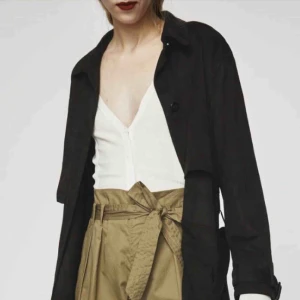  - Trenchcoat med mockaeffekt, storlek S-M. Bra skick Fullt pris - 699 SEK, mitt pris - 299 SEK