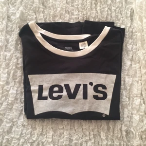  - helt oanvänd Levis tröja i storlek L (passar dock mig som vanligtvis har stl S) säljer pga tyvärr så hänger den bara i garderoben:(  Kan frakta men då får kunden stå för ev. frakt ✨