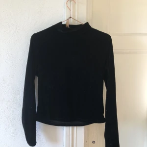  - Snygg sammets topp från primark, köpt i London. Står storleken 40 men känns mer som en 36:a. 🌸