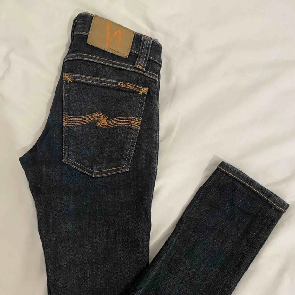 Long Johns av Nudie Jeans. Strl: W24L32. 98% bomull. 2% elastan. Använda men super gott skick. Säljes pga för små. . Jeans & Byxor.