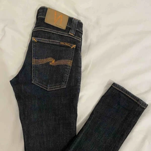 Nudie jeans - Long Johns av Nudie Jeans. Strl: W24L32. 98% bomull. 2% elastan. Använda men super gott skick. Säljes pga för små. 