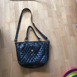  - Stor rymlig skolväska säljes billigt! 