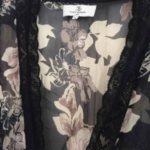  - Kofta/kimono från flash woman! Köparen står för frakt:)