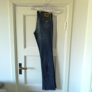 - Typ snyggaste jeans jag ägt! De sitter så fint och har lite utställda ben. Säljer pga tycker numer att de är för låga i midjan för mig, men de är absolut inte jättelåga.